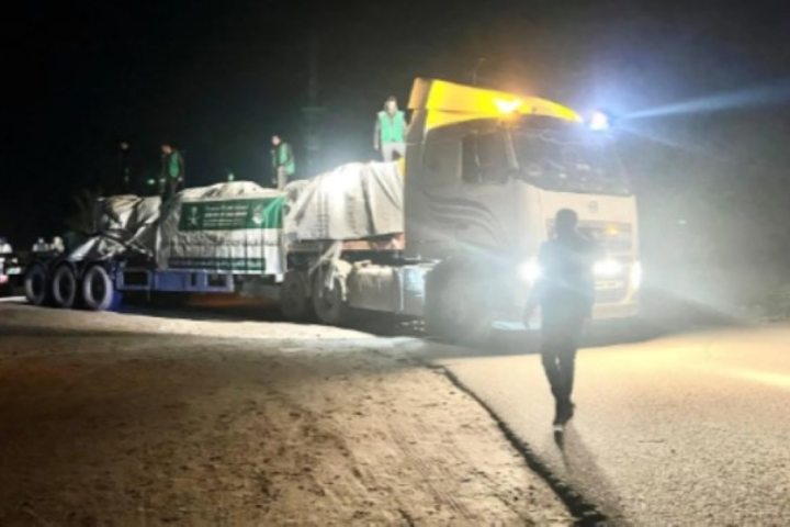 وصول قافلة مساعدات سعودية لغزة: كسوة شتاء ودعم نفسي للأطفال