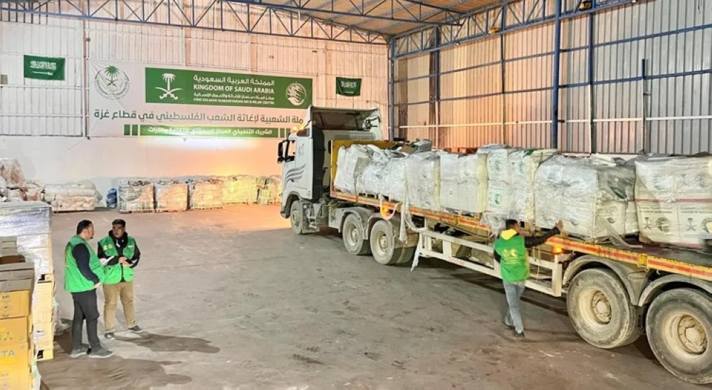 وصول قافلة مساعدات سعودية محملة بكسوة الشتاء لأطفال غزة