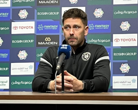 مدرب الخلود يهاجم التحكيم بعد مباراة الأهلي في دوري روشن