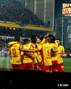 لنس يستعيد صدارة الدوري الفرنسي من باريس سان جيرمان