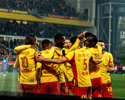 لنس يستعيد صدارة الدوري الفرنسي من باريس سان جيرمان