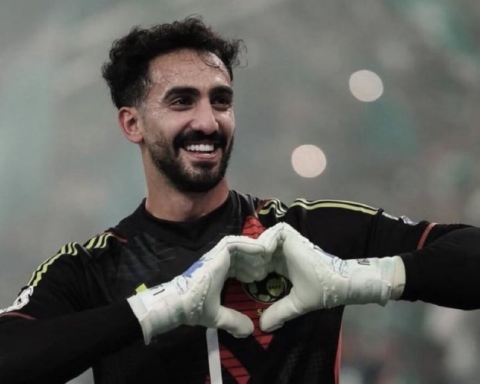 Nawaf Al-Aqidi at the Joy Awards is watching the Al-Nassr vs. Al-Shabab match