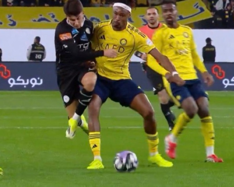 إجماع تحكيمي على صحة طرد لاعب الشباب أمام النصر بدوري روشن