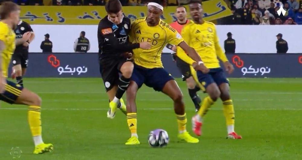 إجماع تحكيمي على صحة طرد لاعب الشباب أمام النصر بدوري روشن