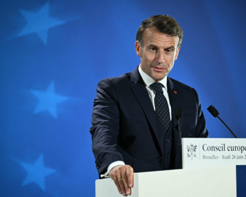 ماكرون يتوعد ترامب برد أوروبي موحد على رسوم غرينلاند