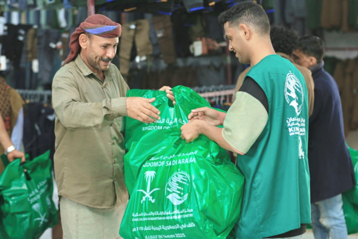 مركز الملك سلمان يوزع قسائم كسوة شتوية للنازحين في مأرب