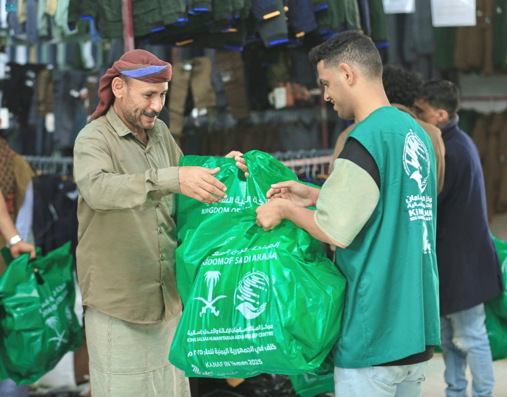مركز الملك سلمان يوزع قسائم كسوة شتوية للنازحين في مأرب