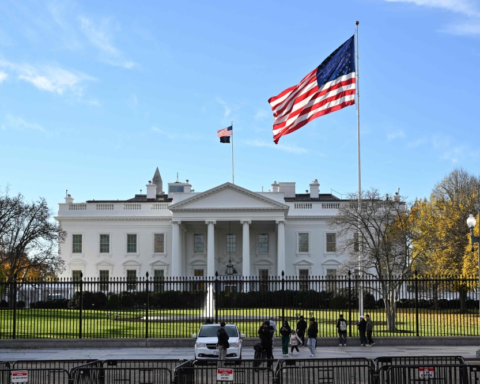 البيت الأبيض ينفي رسوم المليار دولار لمجلس سلام غزة