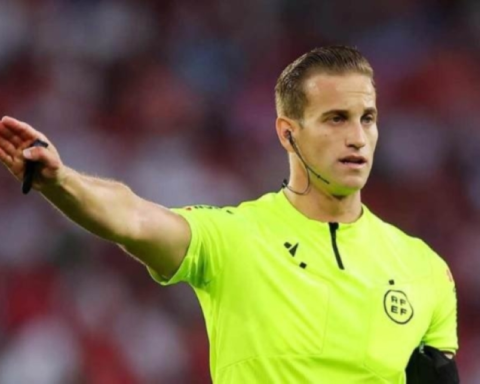 من هو خافيير ألبيرولا حكم مباراة الهلال ونيوم؟ أرقام وحقائق