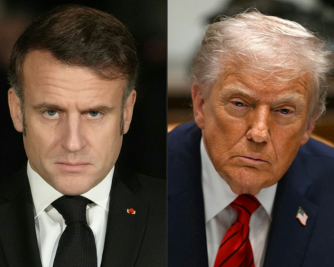 ماكرون يهدد بحرمان أمريكا من الأسواق الأوروبية رداً على رسوم ترامب