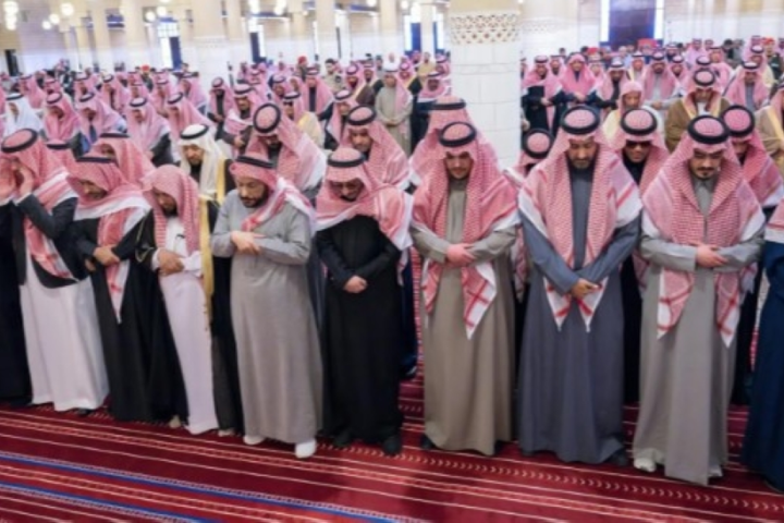 The Governor of Riyadh performs the funeral prayer for Prince Bandar and Princess Moudi