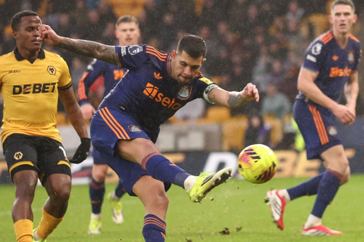 نيوكاسل يتعادل مع ولفرهامبتون في الدوري الإنجليزي الممتاز