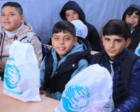 مركز الملك سلمان يوزع ملابس شتوية على أطفال غزة