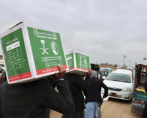 مركز الملك سلمان يوزع مساعدات إيوائية وغذائية في 3 دول