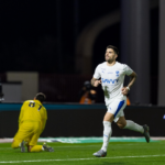 Al-Hilal defeats Neom 2-1 and soars to the top of the Saudi Roshan League