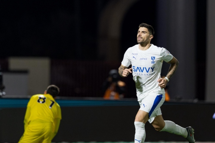 الهلال يهزم نيوم 2-1 ويحلق في صدارة دوري روشن السعودي