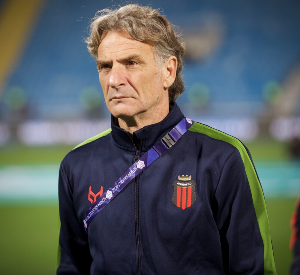 كارينيو يعلق على خسارة الرياض أمام التعاون ويحدد طوق النجاة