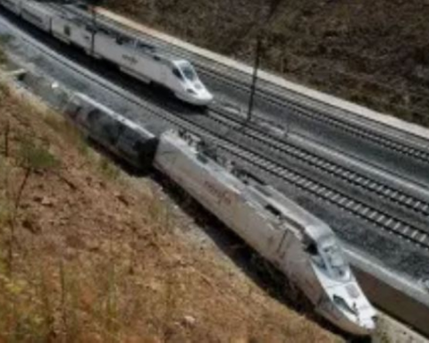 ارتفاع قتلى تصادم قطارين في إسبانيا إلى 21 وتعليق الرحلات