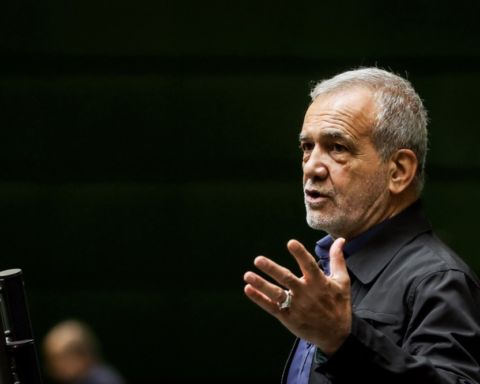 بزشكيان يحذر: استهداف خامنئي إعلان حرب وإقالة رئيس إيرانسل