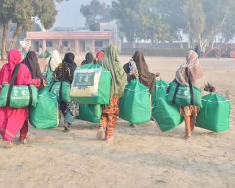 مركز الملك سلمان للإغاثة يوزع مساعدات شتوية وغذائية في 3 دول