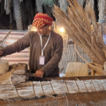 حرفي بالأحساء يبتكر آلة لتطوير صناعة العرشان والمظلات