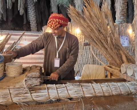 حرفي بالأحساء يبتكر آلة لتطوير صناعة العرشان والمظلات