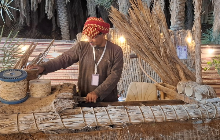 حرفي بالأحساء يبتكر آلة لتطوير صناعة العرشان والمظلات