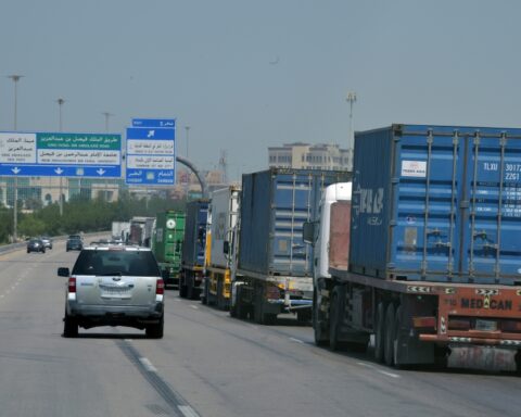 مركز لوجستي بمطار الملك فهد لإنهاء تكدس الشاحنات بالدمام