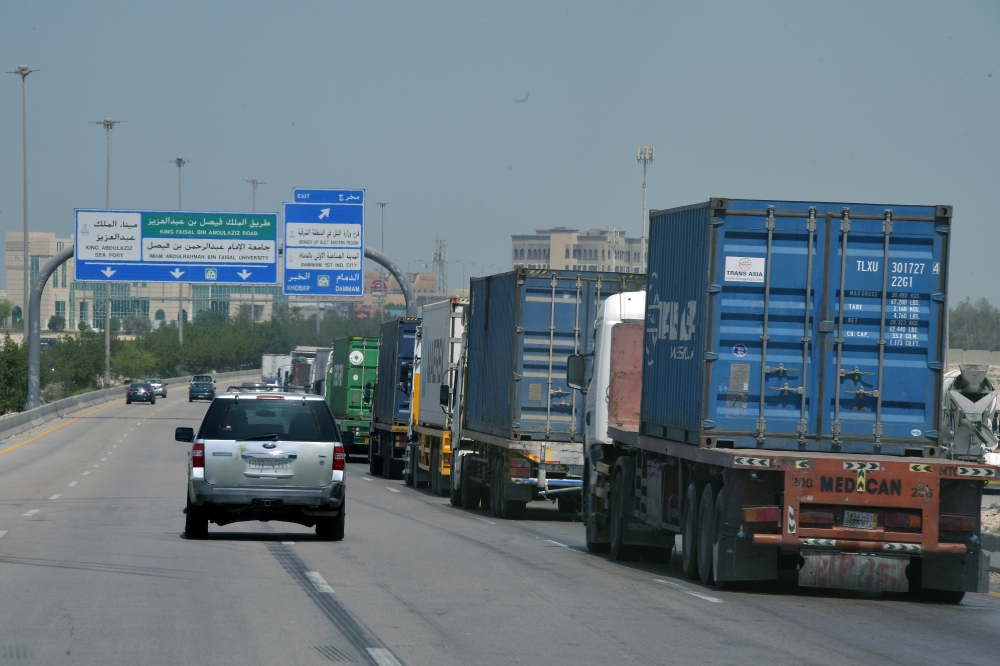 مركز لوجستي بمطار الملك فهد لإنهاء تكدس الشاحنات بالدمام