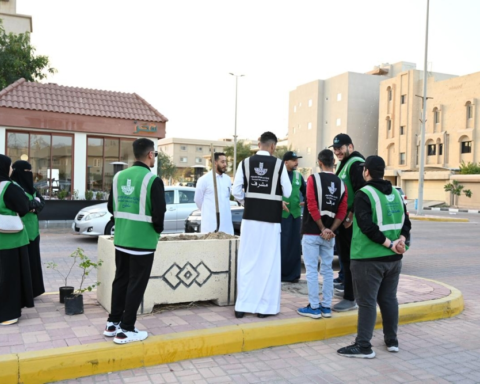 مبادرة واجهتنا خضراء: 33 متطوعاً يجملون شارع الفتح بالقطيف