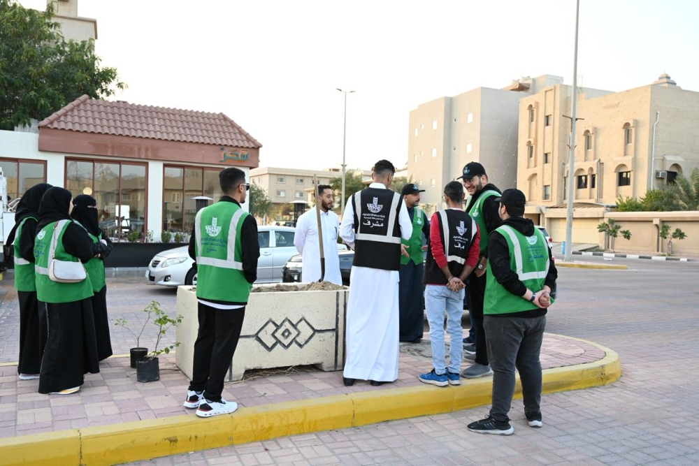 مبادرة واجهتنا خضراء: 33 متطوعاً يجملون شارع الفتح بالقطيف