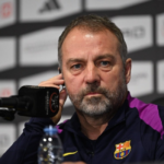 فليك يهاجم التحكيم ويدعم دي يونغ بعد خسارة برشلونة