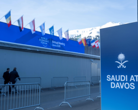 السعودية في دافوس 2026: مبادرة "البيت السعودي" وتحديات الاقتصاد
