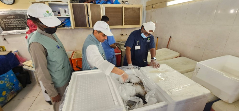 بيئة مكة تضبط مخالفات في سوق السمك المركزي بالكعكية