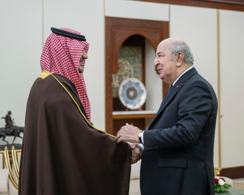 وزير الداخلية السعودي يلتقي الرئيس الجزائري لتعزيز الأمن