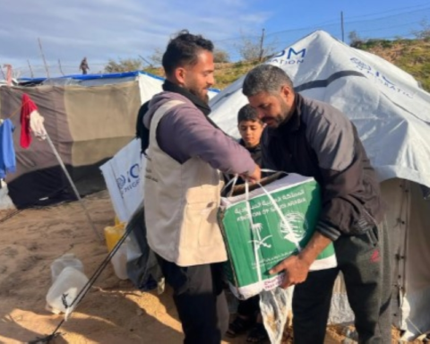 مركز الملك سلمان يوزع سلالاً غذائية في خانيونس غزة