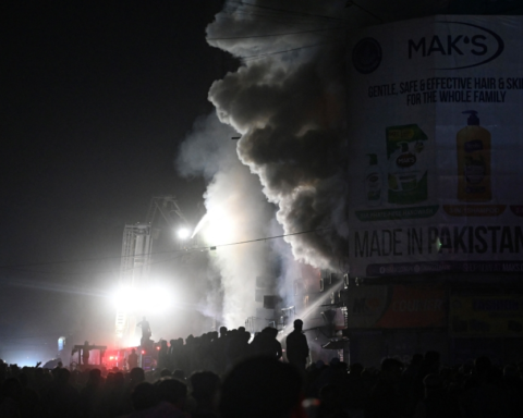 ارتفاع ضحايا حريق كراتشي بباكستان إلى 21 قتيلاً و60 مفقوداً