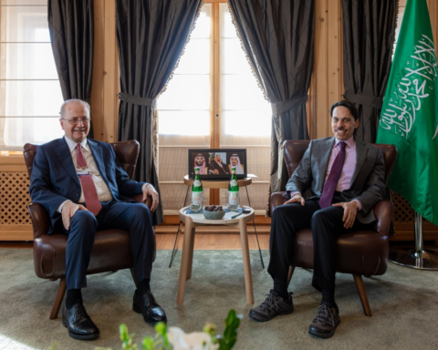 فيصل بن فرحان يبحث تطورات غزة مع رئيس وزراء فلسطين بدافوس
