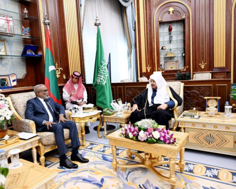 رئيس الشورى يبحث تعزيز التعاون البرلماني مع نظيره المالديفي