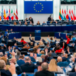 البرلمان الأوروبي يجمّد الاتفاق التجاري مع أمريكا بسبب تهديدات ترامب