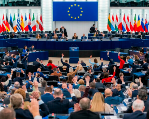 البرلمان الأوروبي يجمّد الاتفاق التجاري مع أمريكا بسبب تهديدات ترامب