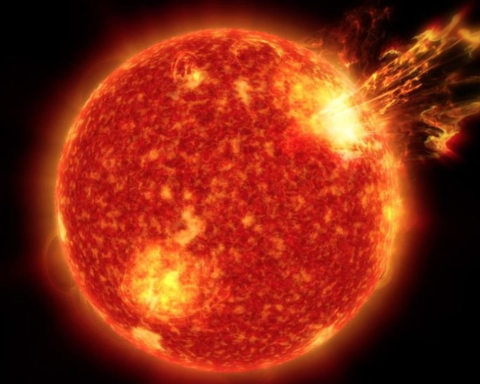 عاصفة إشعاعية شمسية S4 تضرب محيط الأرض: رصد روسي نادر