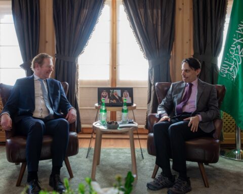 وزير الخارجية السعودي يبحث المستجدات مع نظيره الهولندي في دافوس