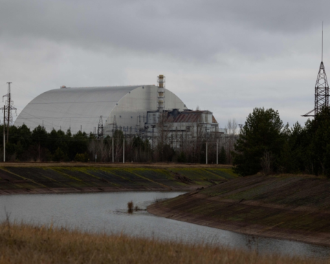 انقطاع الكهرباء عن محطة تشيرنوبيل النووية: تفاصيل وتحذيرات