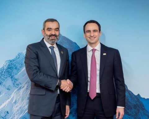 السواحه يبحث في دافوس تعزيز الشراكة السعودية الأمريكية بالذكاء الاصطناعي