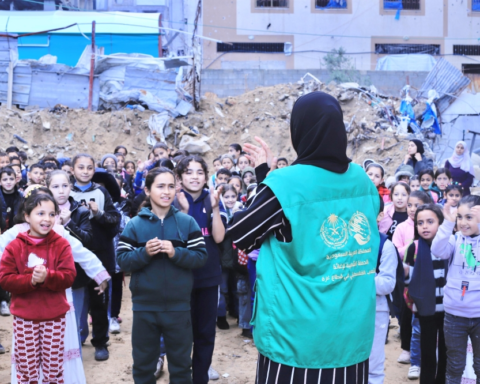 مركز الملك سلمان يواصل توزيع الملابس الشتوية على طلاب غزة