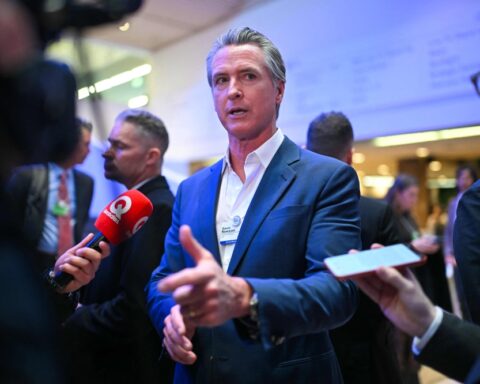 نيوسوم يحث أوروبا على مواجهة ترامب بحزم في دافوس