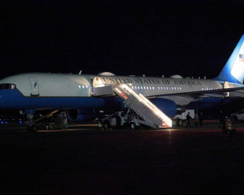 عطل فني يعيد طائرة ترامب إلى قاعدة أندروز قبل دافوس