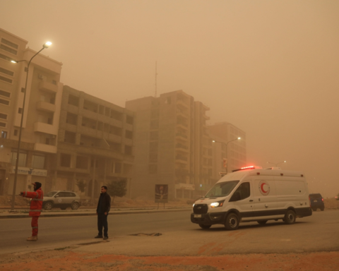 عاصفة ليبيا: مصرع شخصين وإغلاق موانئ نفطية وحظر تجوال