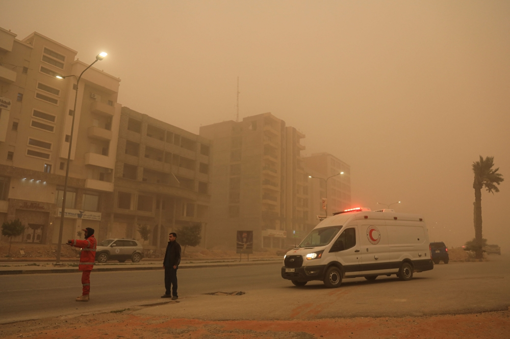 عاصفة ليبيا: مصرع شخصين وإغلاق موانئ نفطية وحظر تجوال